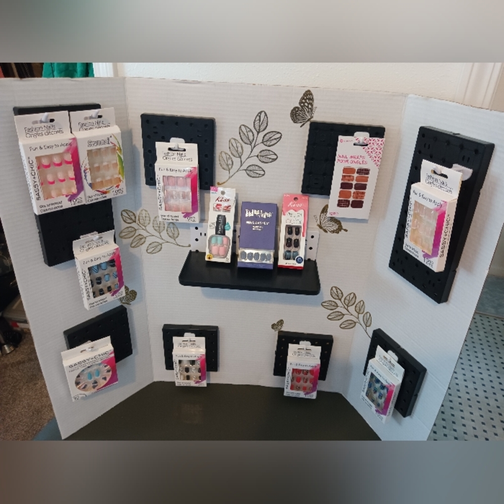 12 sets of artificial nails and 1 set nail wraps